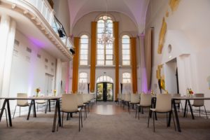 singelzaal-congres-opstelling-1,5meter-evenementenlocatie-organiseren