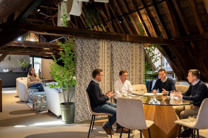 Loft met mensen meeting vergaderen marienhof amersfoort
